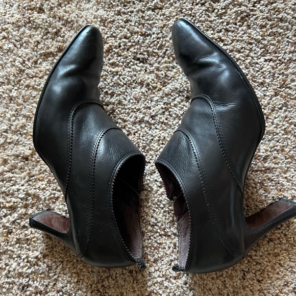 Woman Natural Leather Pointed Toe Ankle Booties (size 7) - Picture 6 of 13